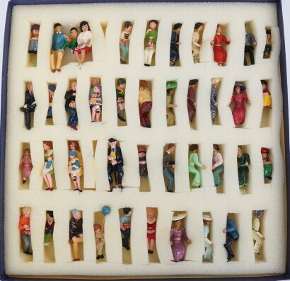 CBG Mignot modern issue boxed set seated civilians,