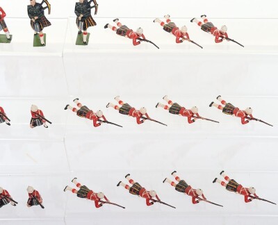 Britains from set 9334, Cameron Highlanders firing, 1960-66, - 4