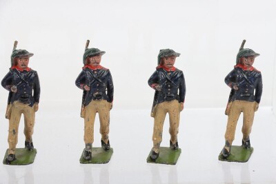 Britains from set 169 Italian Bersagliere, 1925 version, eleven marching with slung rifles, together with five French Zouaves from set 1432, (fair condition), (16). Please note: We do not offer in-house shipping for Toy Soldiers, please see shipping infor - 5