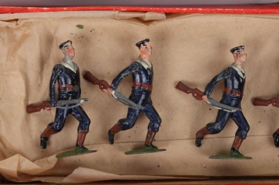 Britains boxed set 78 Royal Navy Bluejackets running at the trail, first version 1897, - 2
