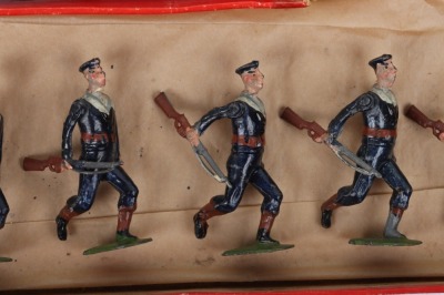 Britains boxed set 78 Royal Navy Bluejackets running at the trail, first version 1897, - 3
