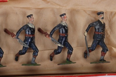 Britains boxed set 78 Royal Navy Bluejackets running at the trail, first version 1897, - 4
