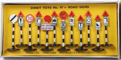 Dinky boxed set 47 Road Signs,