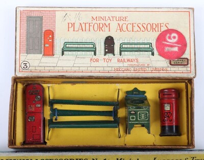 Hornby Series 0 gauge No.1 and No.3 Platform accessories, circa 1930, - 3