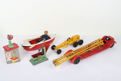 Keystone USA Tinplate Fire Escape Fire Engine, red tinplate body, yellow ladder, rubber tyres, clockwork mechanism not working, by Keystone Mfg. Co. Boston Mass., c. 1930 in fair original condition, L.59cms, Hubbley Kiddie Toy USA diecast road grader, in 