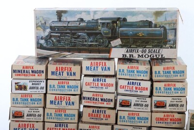 A Quantity Airfix 00 Gauge Wagons and Lineside kits in original boxes/bags - 4