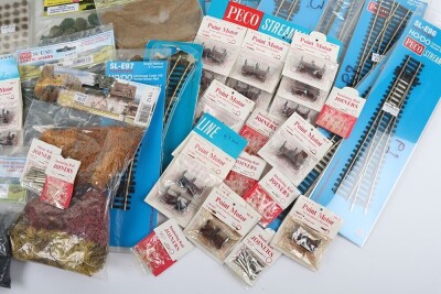 A Quantity of Peco 00/H0 Gauge Model Railway Diorama Accessories, including: - 4
