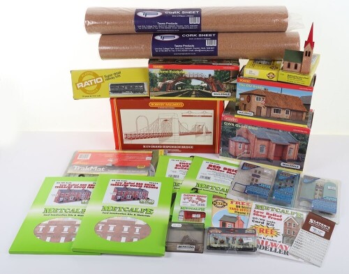 A Quantity of 00 Gauge Model Train Accessories & Buildings