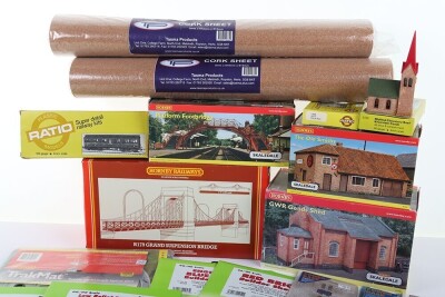 A Quantity of 00 Gauge Model Train Accessories & Buildings - 2