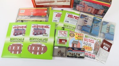 A Quantity of 00 Gauge Model Train Accessories & Buildings - 3