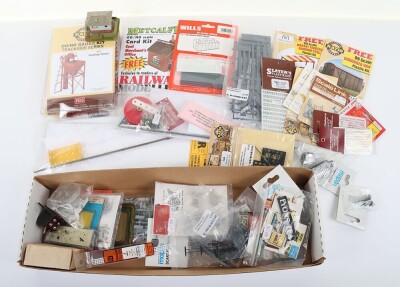 A Quantity of 00 Gauge Model Train Accessories & Buildings - 4