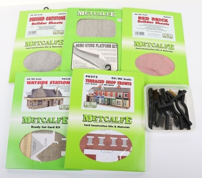 A Quantity of 00 Gauge Model Train Accessories & Buildings - 5