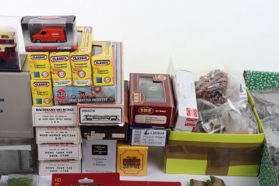 00 gauge boxed rolling stock and accessories, - 3