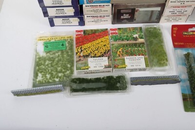 00 gauge boxed rolling stock and accessories, - 4