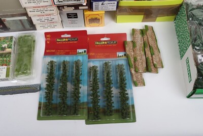 00 gauge boxed rolling stock and accessories, - 5