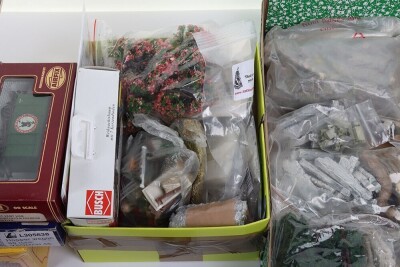 00 gauge boxed rolling stock and accessories, - 6