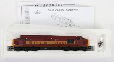 Bachmann two-car set and locomotives, - 3