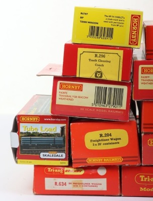 Hornby 00 gauge passenger coaches and wagons, - 2