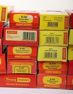 Hornby 00 gauge passenger coaches and wagons, - 3
