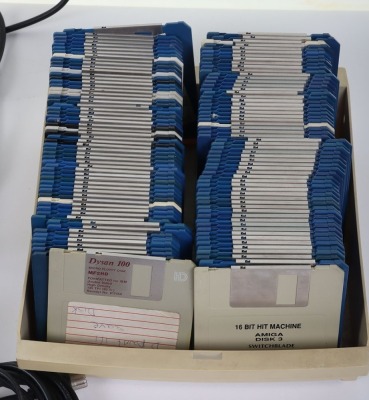 Commodore Amiga 500 console boxed with games. - 8