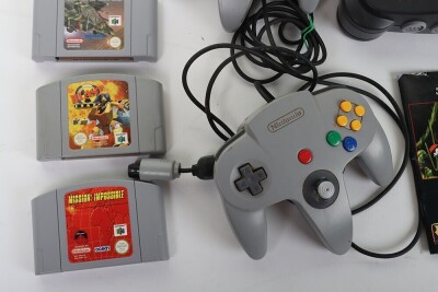 Nintendo 64 Goldeneye 007 Console boxed with loose games and controllers. - 7
