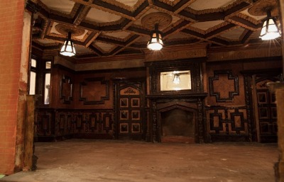 A large and architecturally impressive Victorian style Dolls House, English 1922, - 8