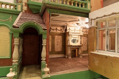 A large and architecturally impressive Victorian style Dolls House, English 1922, - 12