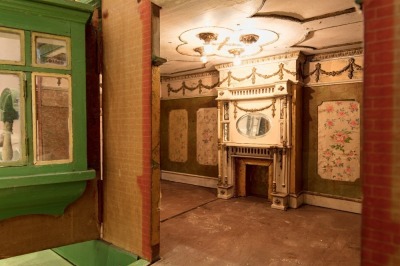 A large and architecturally impressive Victorian style Dolls House, English 1922, - 13