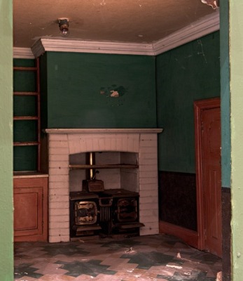 A large and architecturally impressive Victorian style Dolls House, English 1922, - 15