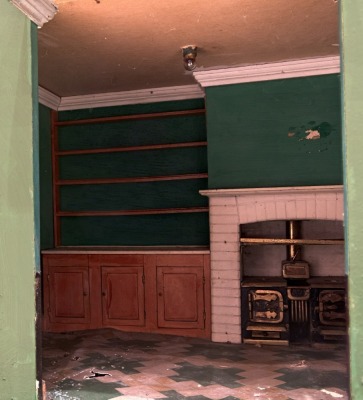 A large and architecturally impressive Victorian style Dolls House, English 1922, - 16
