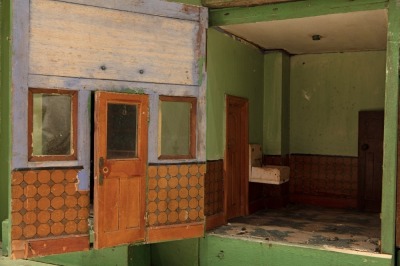 A large and architecturally impressive Victorian style Dolls House, English 1922, - 17
