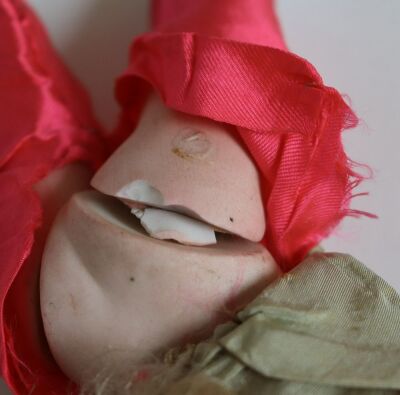 A rare miniature all bisque mignonette doll in trunk, French circa 1880, - 5