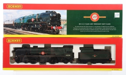 Hornby 00 Gauge Clan Line Merchant Navy Class Locomotive