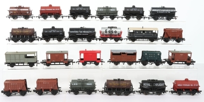 A Quantity of 00 Gauge Rolling Stock & Wagons