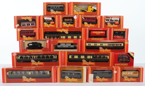 Twenty Boxed Hornby 00 Gauge Coaches, Rolling stock & wagons
