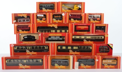 Twenty Boxed Hornby 00 Gauge Coaches, Rolling stock & wagons