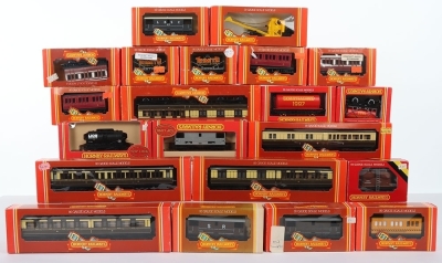 Twenty Boxed Hornby 00 Gauge Coaches, Rolling stock & wagons