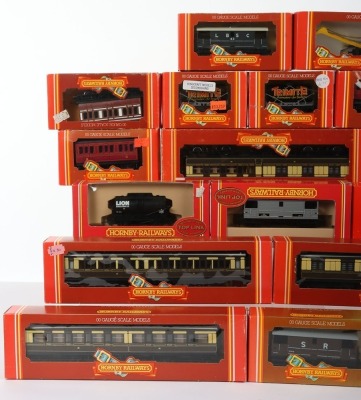 Twenty Boxed Hornby 00 Gauge Coaches, Rolling stock & wagons - 2