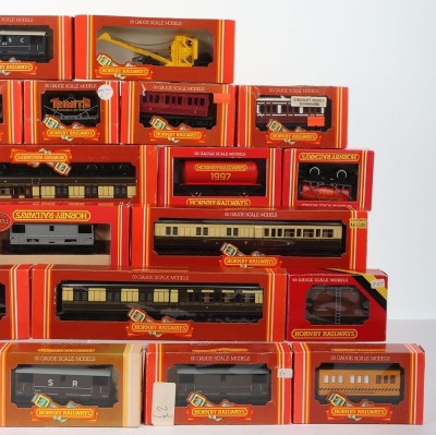 Twenty Boxed Hornby 00 Gauge Coaches, Rolling stock & wagons - 3