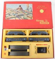 Tri-ang 00 gauge R3VX Double Diesel Passenger train set