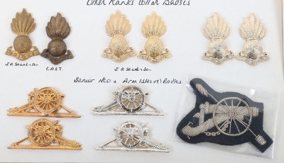 Grouping of Cap Badges & Collars in cloth metal & Anodised to the Royal Regiment of Artillery. - 4