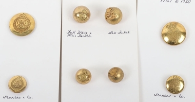Assortment of Queen&rsquo;s Crown Cap, Collar, Shoulder Titles & Buttons to the Royal Horse Artillery. - 3