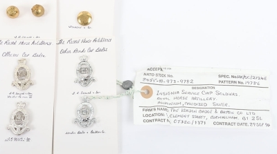 Assortment of Queen&rsquo;s Crown Cap, Collar, Shoulder Titles & Buttons to the Royal Horse Artillery. - 4