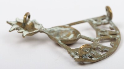 WW1 Royal Welsh Fusiliers Brass Shoulder Title - 4