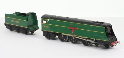 Scratch/kit built 0 gauge electric Merchant Navy class Southern 4-6-2 &lsquo;Padstow&rsquo; locomotive and tender, - 2