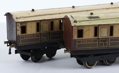 Two Bowman tinplate 0 gauge GWR bogie passenger coaches, - 5