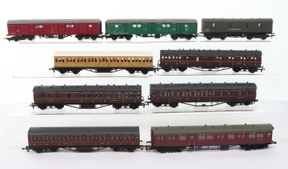 A Quantity of 00/H0 Gauge Rolling Stock/ Coaches