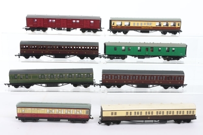 A Quantity of 00/H0 Gauge Rolling Stock/ Coaches - 2