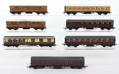 A Quantity of 00/H0 Gauge Rolling Stock/ Coaches - 5