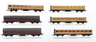 A Quantity of 00/H0 Gauge Rolling Stock/ Coaches - 6